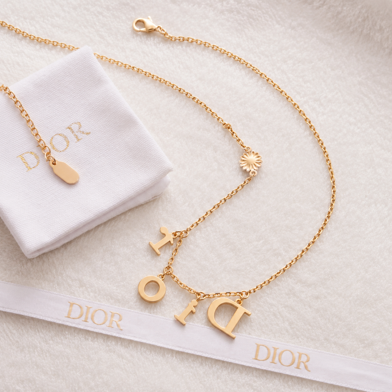 Dior – Daisy Necklace
