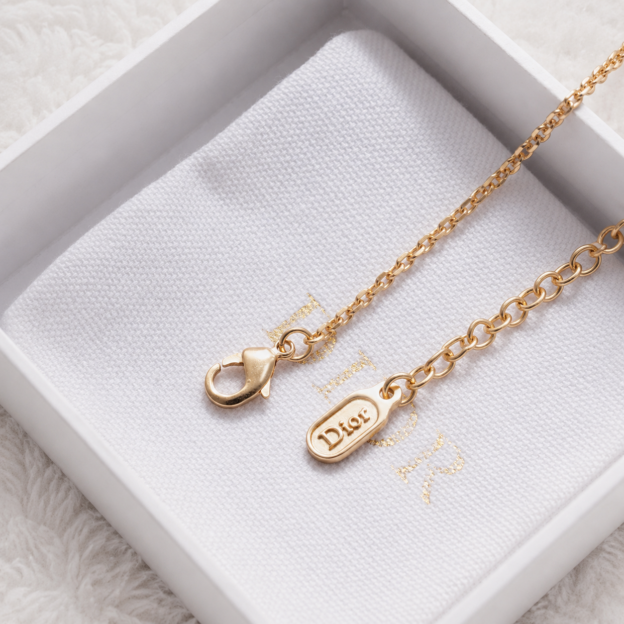 Dior – Daisy Necklace