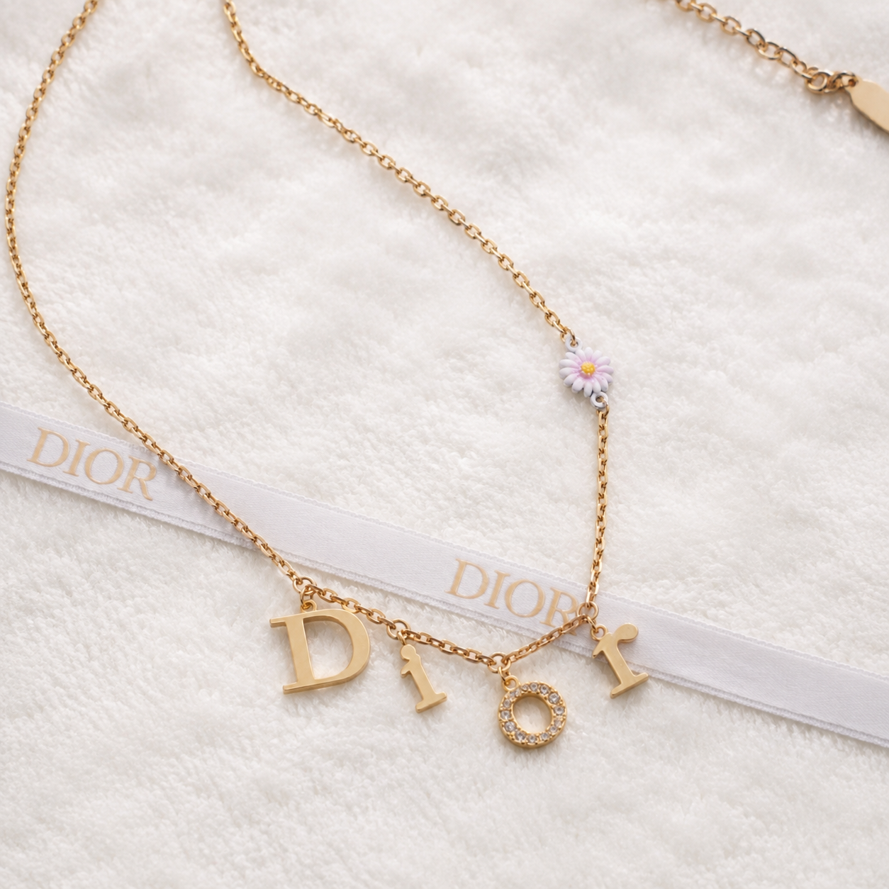 Dior – Daisy Necklace
